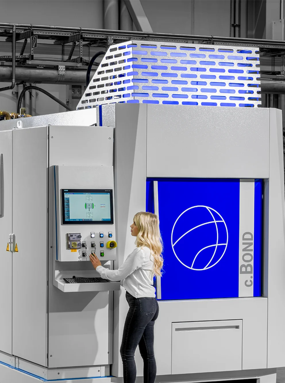 Alu.Bond diffusion bonding furnace with lady at the monitor