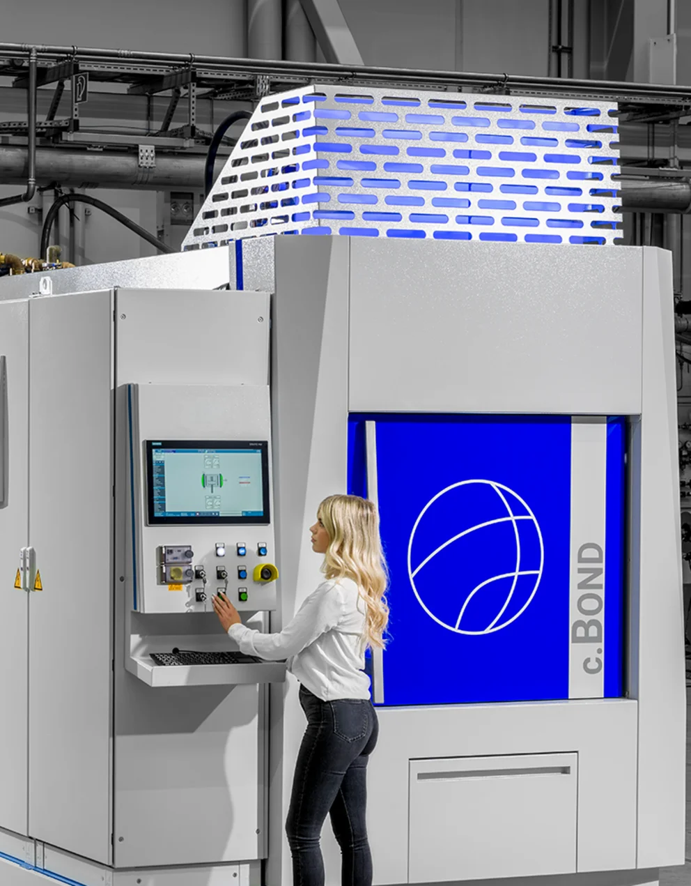 Alu.Bond diffusion bonding furnace with lady at the monitor
