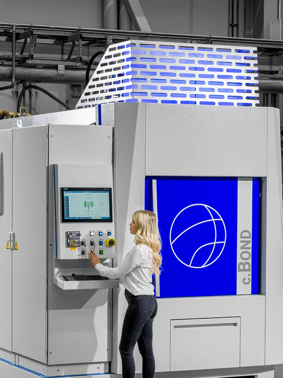 Alu.Bond diffusion bonding furnace with lady at the monitor