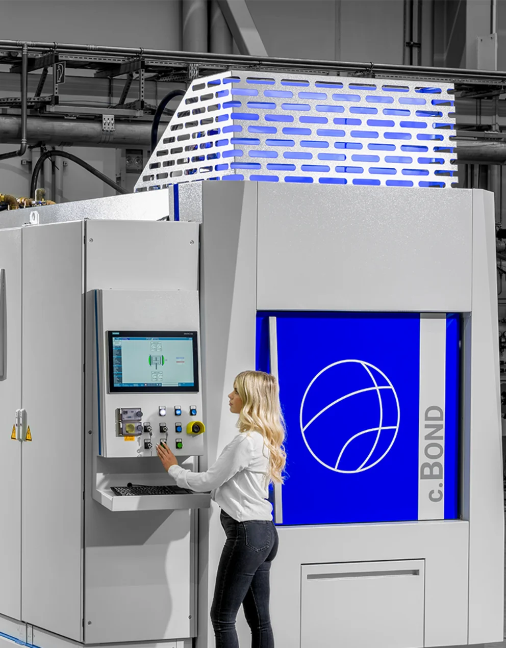 Alu.Bond diffusion bonding furnace with lady at the monitor